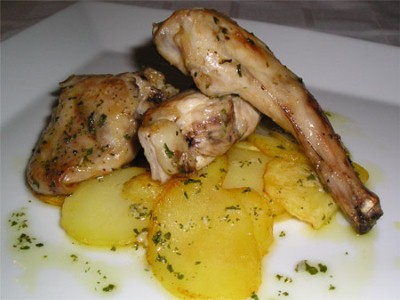 Conejo al ajillo